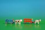 2 Miniatur Gespanne Leiterwagen in rot mit Pferde , Ladung: leer und Kastenwagen in blau mit Ochsen , Ladung: Kohlen Länge ca 9cm