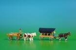 2 Miniatur Gespanne Tafelwagen in natur mit Ochsen , Ladung: 4 Obstkisten und Planwagen in natur mit Pferde , Ladung: 3 Fässer Länge ca 9cm