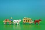 2 Miniatur Gespanne Tafelwagen in natur mit Ochsen , Ladung: 4 Fässer und Leiterwagen in natur mit Pferde , Ladung: Heu-Ladung Länge ca 9cm