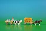 2 Miniatur Gespanne Leiterwagen in natur mit Pferde , Ladung: Stroh-Ladung und Tafelwagen in natur mit Ochsen , Ladung: 4 Milchkannen Länge ca 9cm