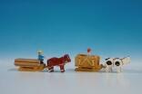 2 Miniatur Schlitten Klötzerschlitten in natur mit Pferde , Ladung: Baumstämme und Kastenschlitten in natur mit Ochsen , Ladung: Leer Länge ca 9cm