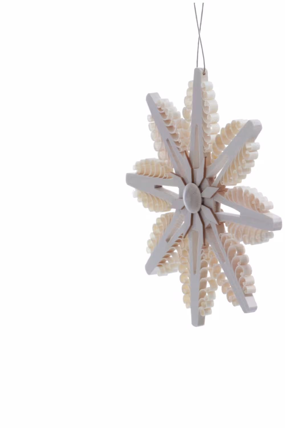 Seitliche Ansicht links des Christbaumschmucks Spanstern mit gestochenen Bäumchen und naturfarbenen