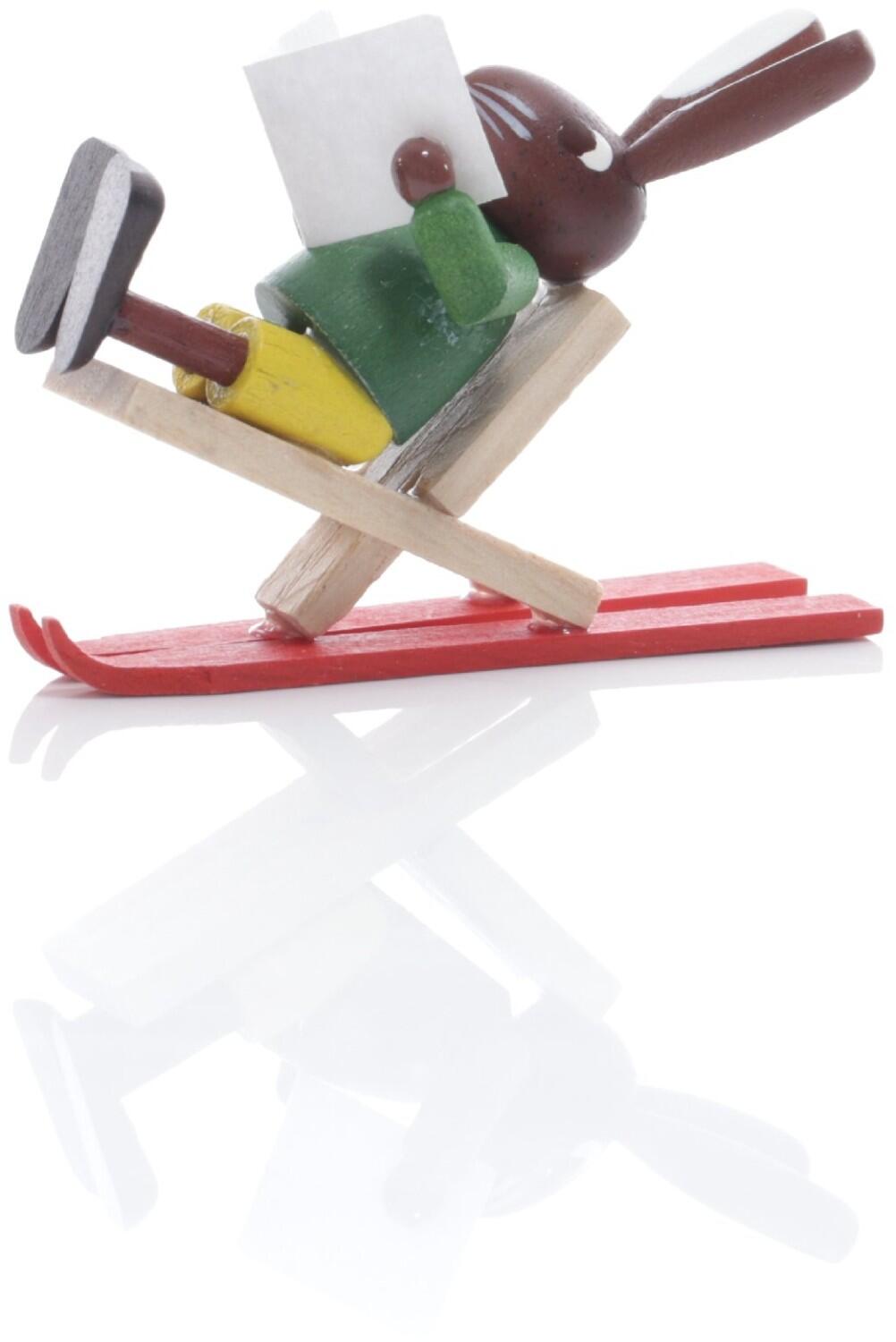 Osterfigur – farbenfroher Osterhase im Liegestuhl mit Ski und Zeitung, handbemalt – BxHxT = 2 x 3 x 3 cm