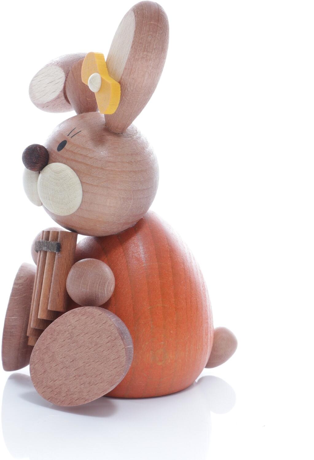 Osterfigur – liebevoll gestaltete Häsin mit Panflöte, sitzend – BxHxT ca. 6x11x6 cm