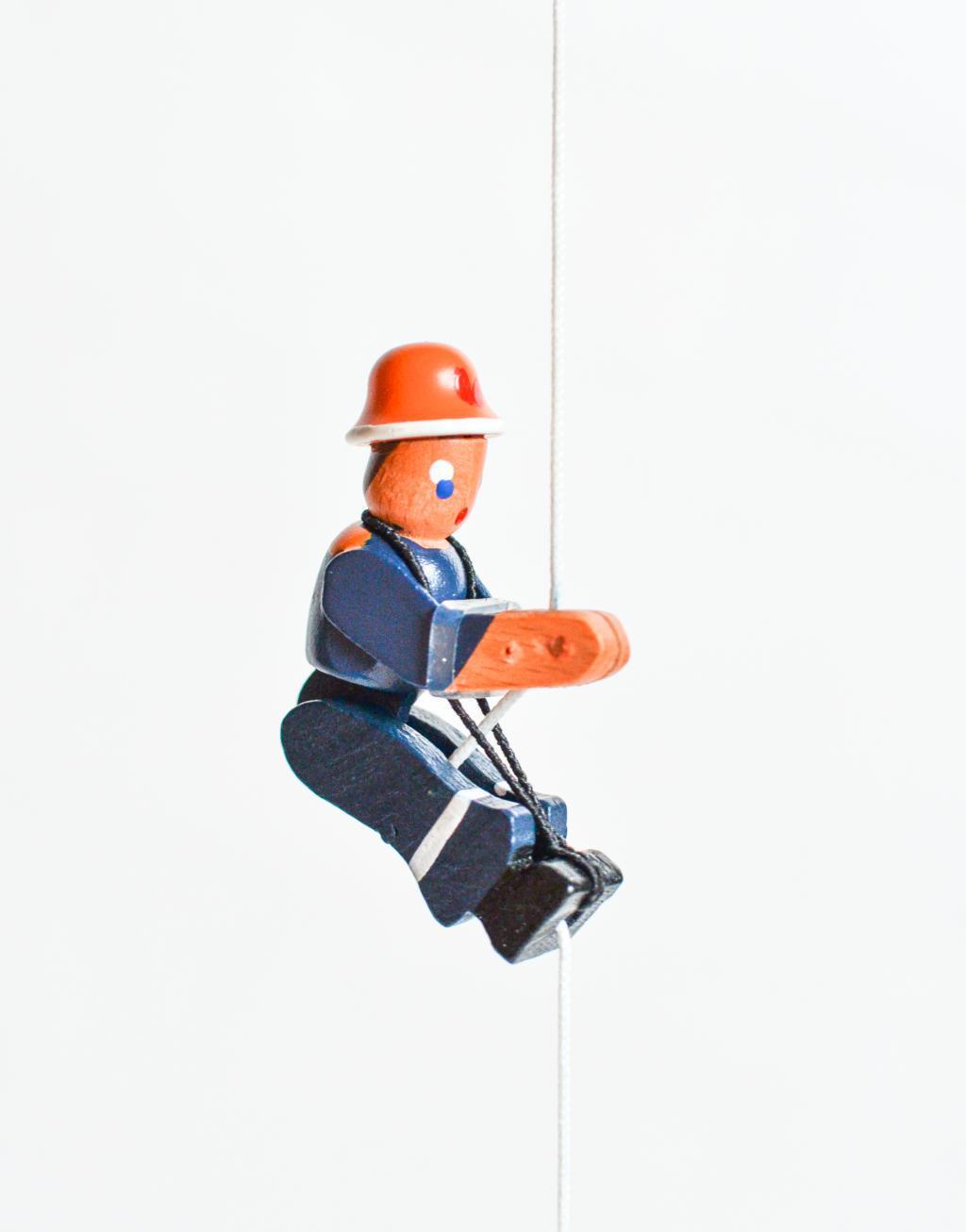 Holzspielzeug - Tolle Kletterfigur Jugendfeuerwehrmann (blau/orange) - BxHxT ca. 3x6,5x2 cm