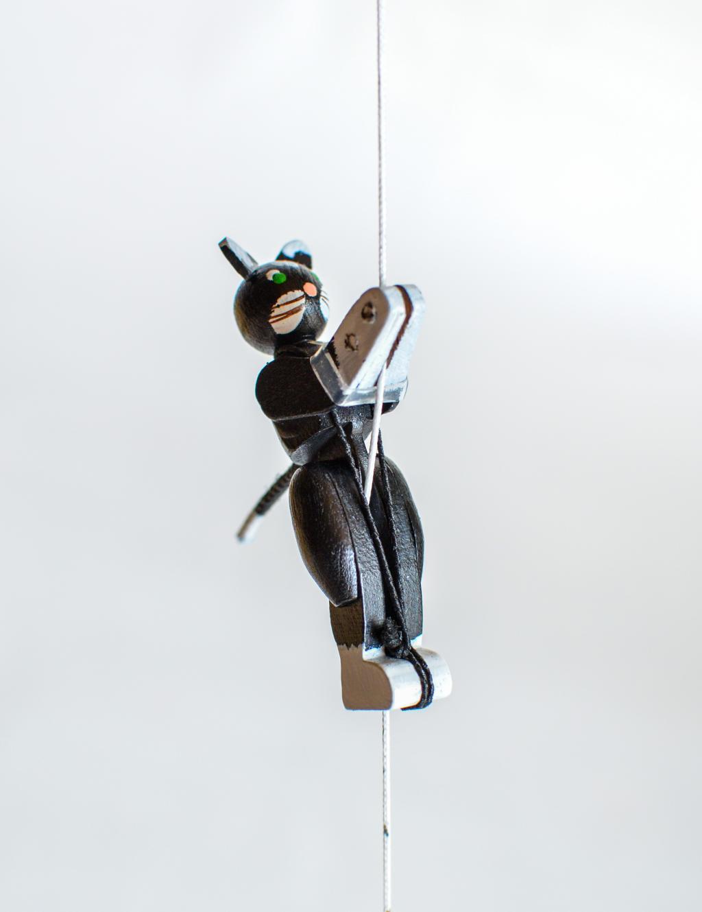 Holzspielzeug - Niedliche Kletterfigur Katze – BxHxT ca. 3x6,5x2 cm