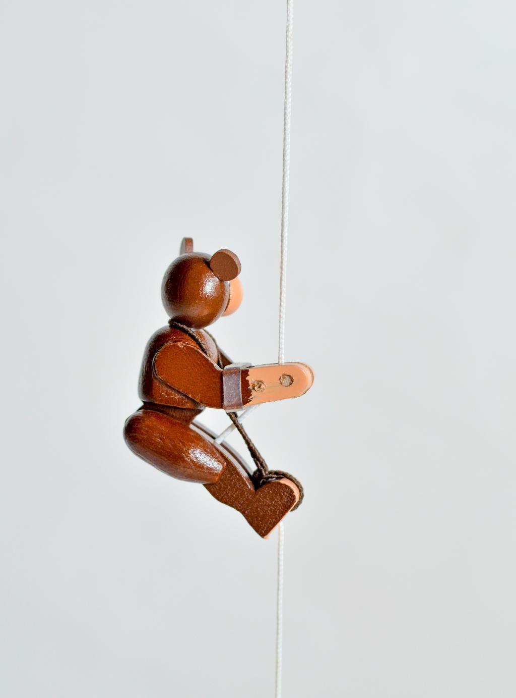 Holzspielzeug - Tolle Kletterfigur brauner Bär – BxHxT ca. 3x6,5x2 cm