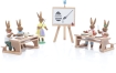 Osterfiguren - Hasenschule mit Lehrerin und sitzende Schüler auf Bänken - Ansicht Vorne - Lehrerin mit Zeigestock