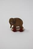 Miniaturfigur – liebevoll bemalter Elefant auf Räderplatte, detailreich und handgefertigt – BxH = 2 