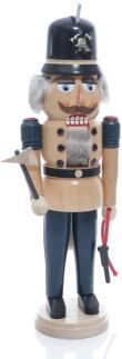 Weihnachtsfigur - Nußknacker Feuerwehrmann mit Schlauch und Beil - Ansicht Vorne - Hergestellt im