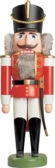 Nussknacker – detailreicher Husar in roter Uniform mit Husarenmütze, handbemalt – BxHxT = 13 x 37 x 