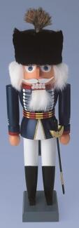Nussknacker – detailreicher britischer Husar mit Säbel und blauer Uniform, weiche Fellapplikationen 