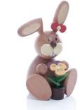 Osterfigur – liebevoll gestaltete Häsin mit Stiefmütterchen, sitzend – BxHxT ca. 6x11x6 cm