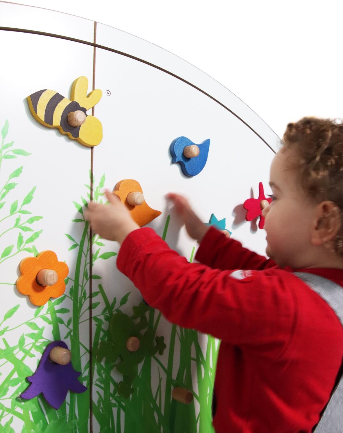 Wandspiel – bunte Krabbelwiese mit Tieren und Blumen, interaktiv und vielseitig – BxHxT = 93 x 108 x 9 cm
