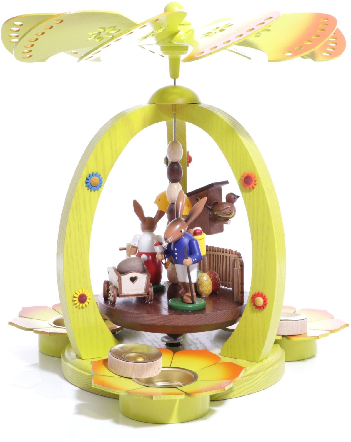 Osterhasen-Papa mit Wanderstock und Rucksack voller Ostereier