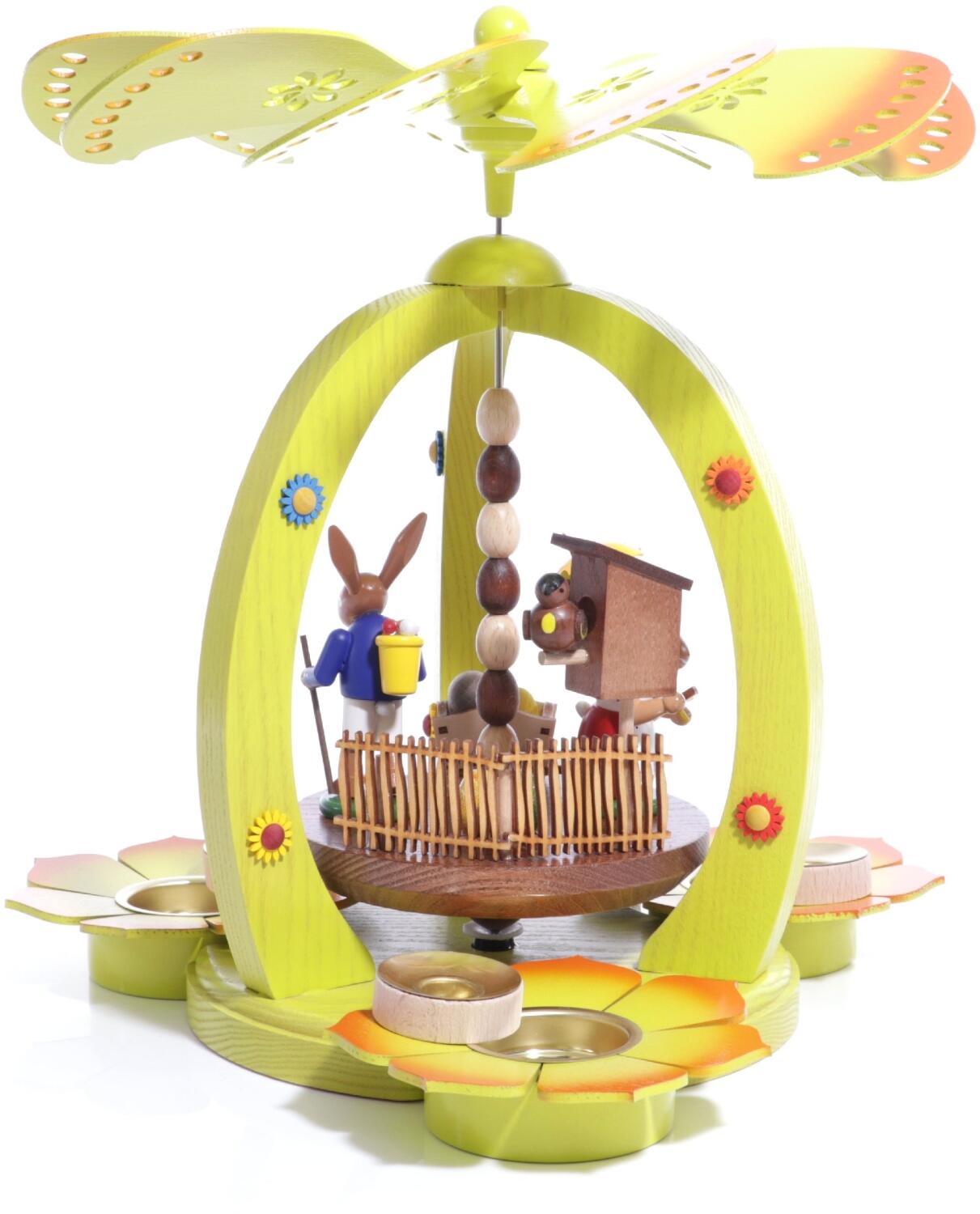 Staketenzaun und Vogelhaus mit Vogel auf Osterpyramide aus dem Erzgebirge