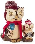 Räucherfigur – detailreiche Eule mit Kind, Wollmütze und Glühweintasse, bunt bemalt – BxHxT = 17 x