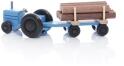 Holzspielzeug - Miniaturfahrzeug Traktor mit Rundholz auf dem Anhänger Bunt - Ansicht Links - Nachhaltiges Spielzeug aus dem Erzgebirge