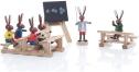 Osterfiguren - Osterhasen in der Hasenschule Groß - Lehrer mit Schüler - Ansicht Vorne - Mit Bänke und Tafel