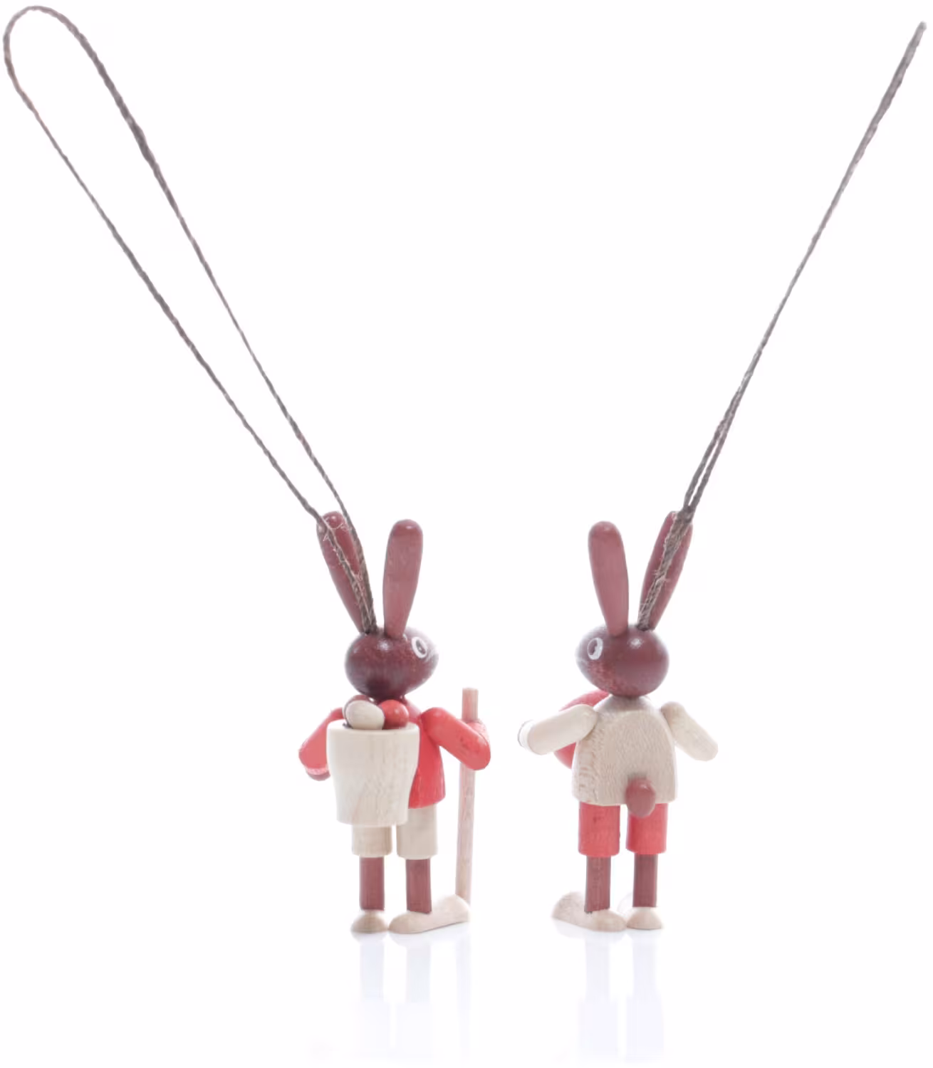 Strauchbehang – liebevolles Hasenpaar mit buntem Osterei und Eierkorb, naturfarben – HxBxT = 5 x 3 x 2 cm - Rückansicht vom Strauchbehang ...