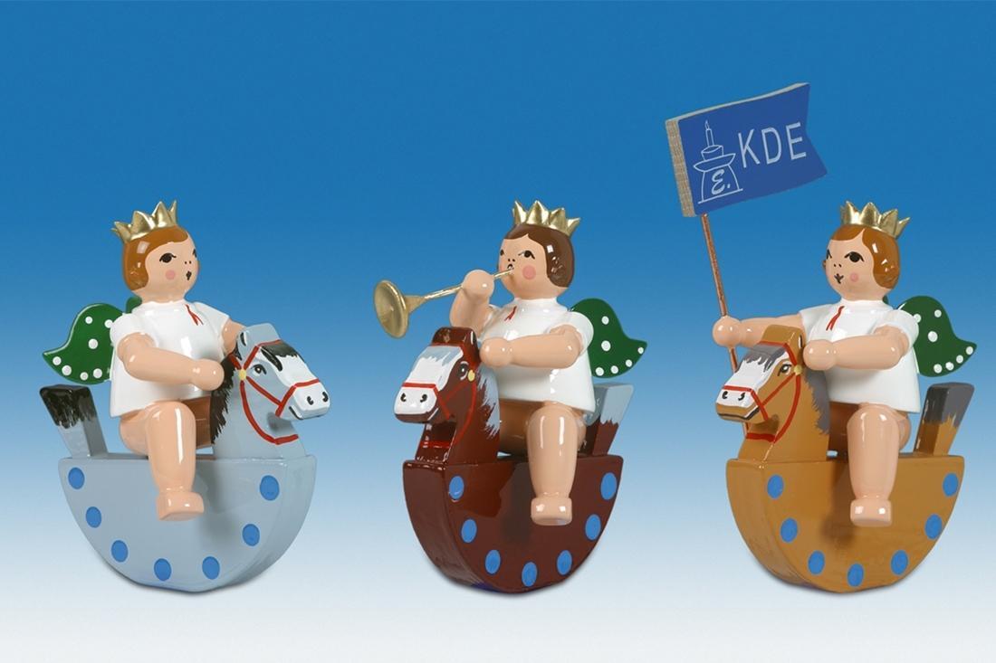 Holzfigur Engelfiguren auf Schaukelpferd 3-teilig mit Krone von KDE Ellmann, 6 cm, drei kleine Engel