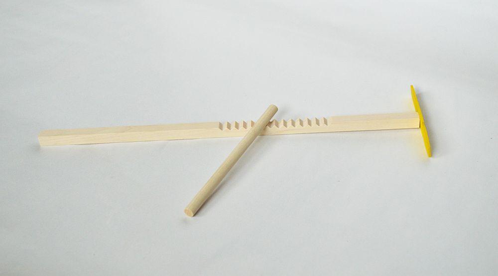 Holzspielzeug Knobelspiel Hui Hui aus Holz von Robbi Weber mit Kerbstab und Drehstab, ca. 27 cm