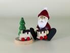Miniaturfigur Weihnachtsmann mit Eisenbahn und Baum mit Lok BxH 7,2x8,5cm