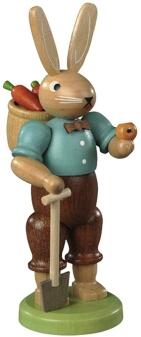 Osterfigur – lustiger Hasengärtner mit Spaten und Möhrenkorb – BxHxT 4 x 11 x 3 cm
