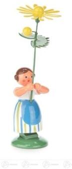 Blumenkind – detailverliebtes Mädchen mit gelber Margerite, handbemalt in zarten Pastelltönen – H = 