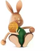 Osterhase – sitzender Stupsi mit filigraner Schnecke liebevoll und farbig gestaltet – BxHxT 7,5 x