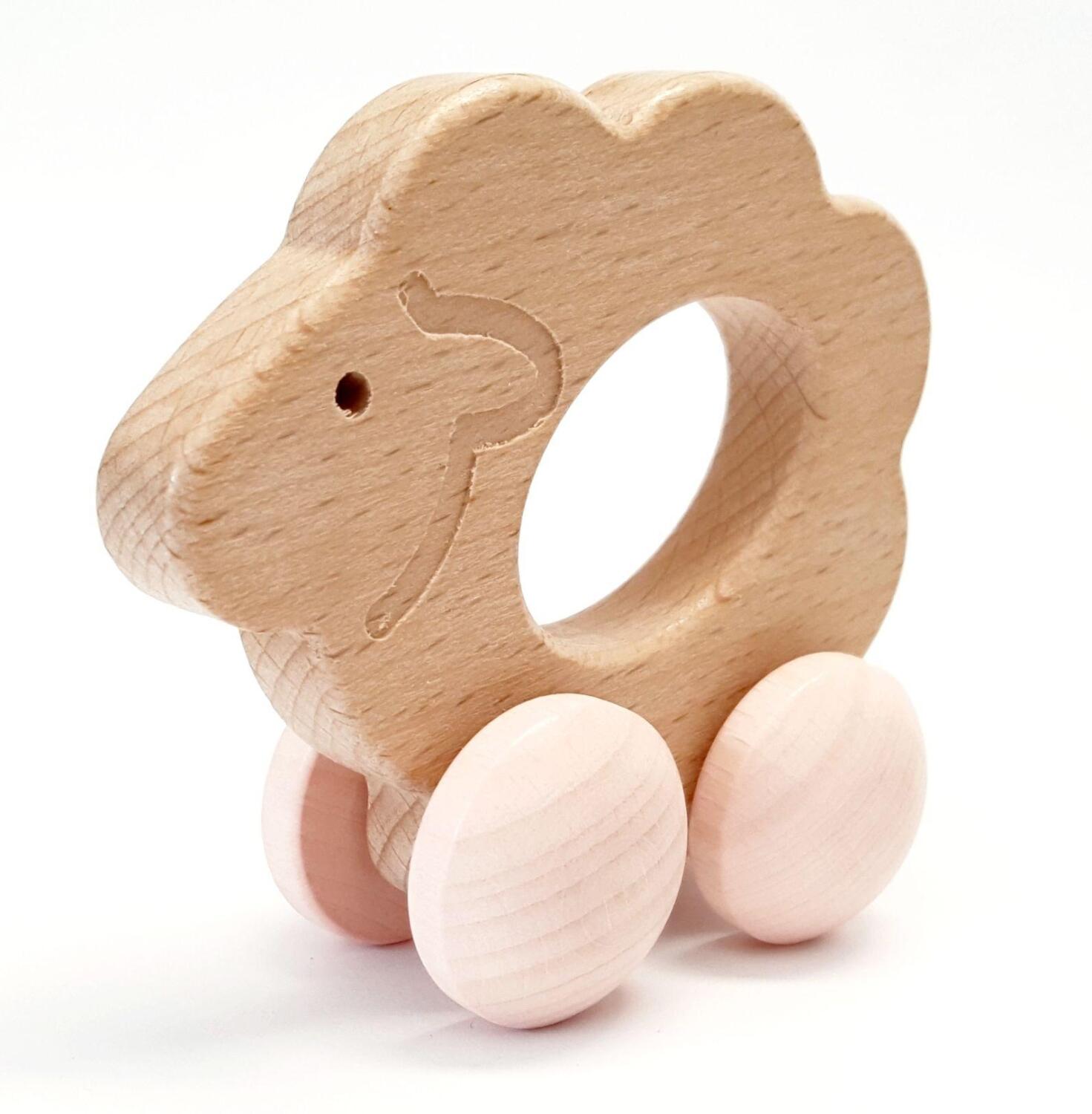 Holzspielzeug – niedliches Schaf auf Rädern und farbige Akzenten – BxHxT 9x 8x4 cm