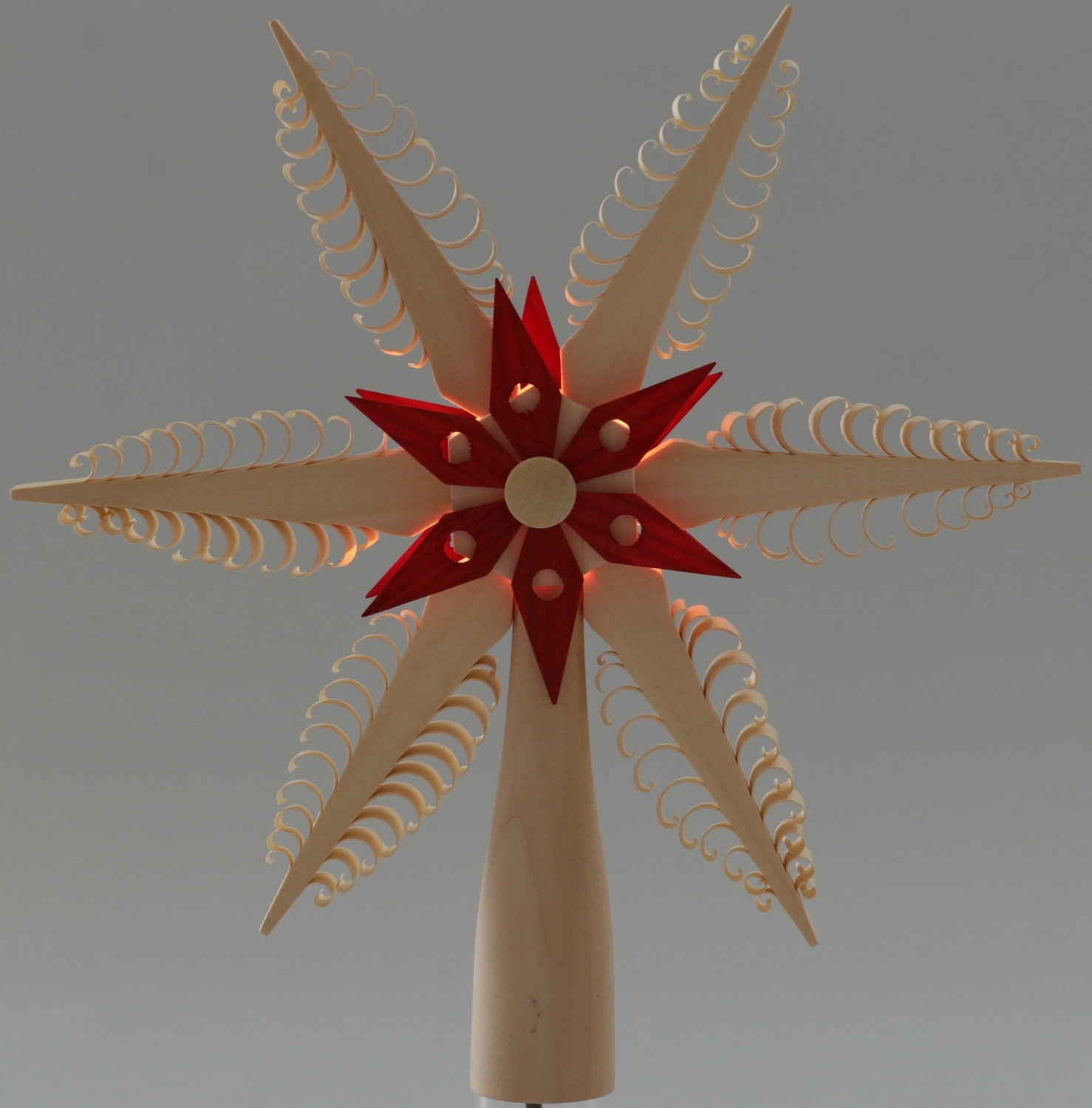 Christbaumspitze Spanstern el. Beleuchtet Mitte mit roten Holzstern - Ansicht beleuchtet - Erzeugt