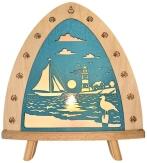 Standleuchte – maritimes Küstenmotiv mit Segelboot und Möwe sowie warmweiße LED-Beleuchtung – BxHxT 