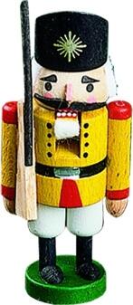 Nussknacker – detailreicher Soldat mit Gewehr und gelber Jacke, handbemalt – HxB = 8 x 3 cm