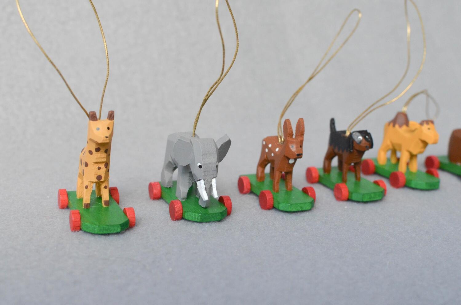 Holzspielzeug – farbenfrohe, handgefertigte Reifentiere zum Aufhängen, Set mit 6 Tieren – HxT = 5 x 3 cm