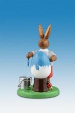 Osterfigur &ndash; farbenfroher fr&uuml;hlingshafter Hase als Maler mit bemaltem Ei, Pinsel und