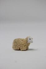 Miniaturtier Schaf liegend