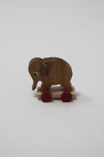 Miniaturtier Elefant auf Platte mit Rädern HxB 2x2cm