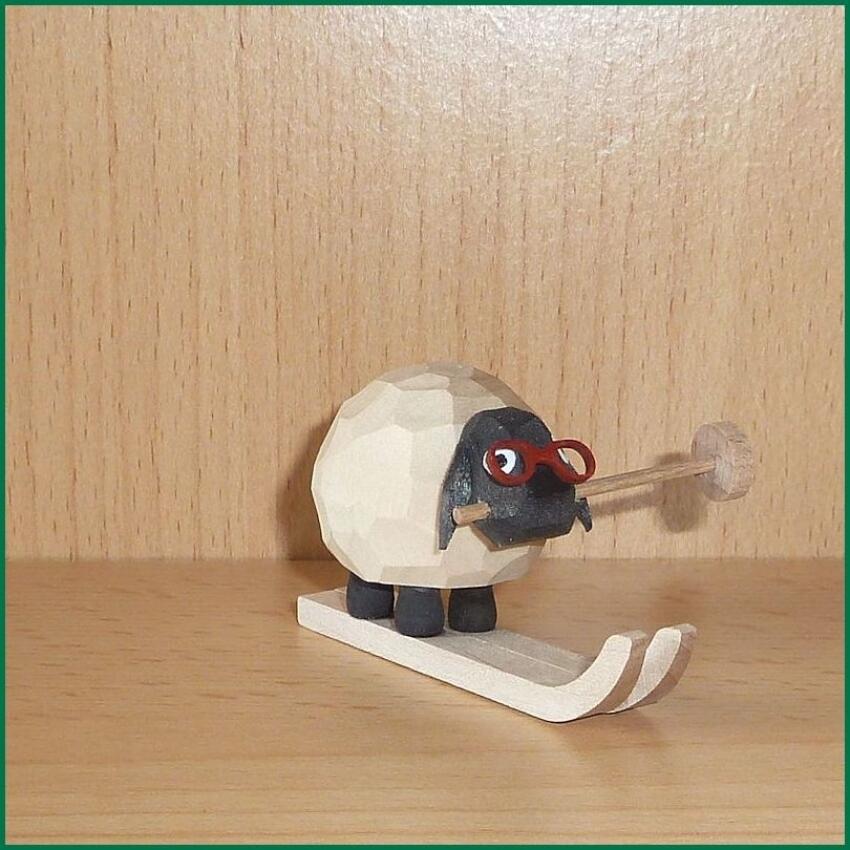 Handgeschnitzte Holzfigur &ndash; naturfarbenes Schaf mit roter Brille & natur Skiern &ndash; BxHxT ca. 2 x 3,5 x 2 cm