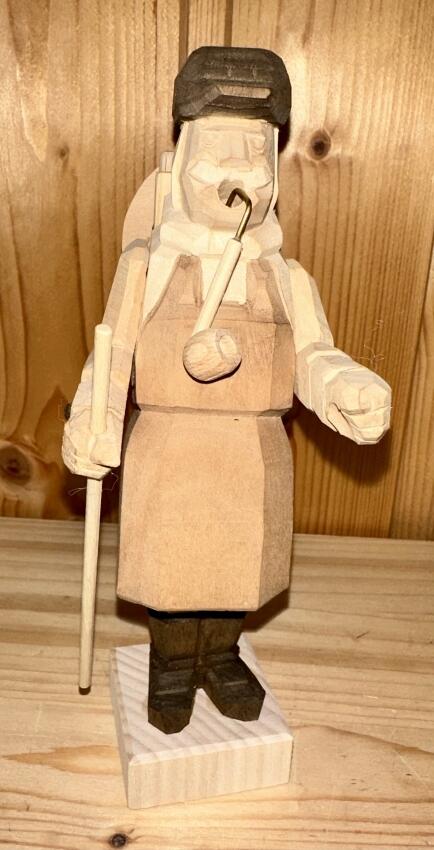 R&auml;uchermann &ndash; detailreicher Holzmacher mit Axt und brauner Arbeitskleidung &ndash; BxHxT = 10 x 18 x 10 cm