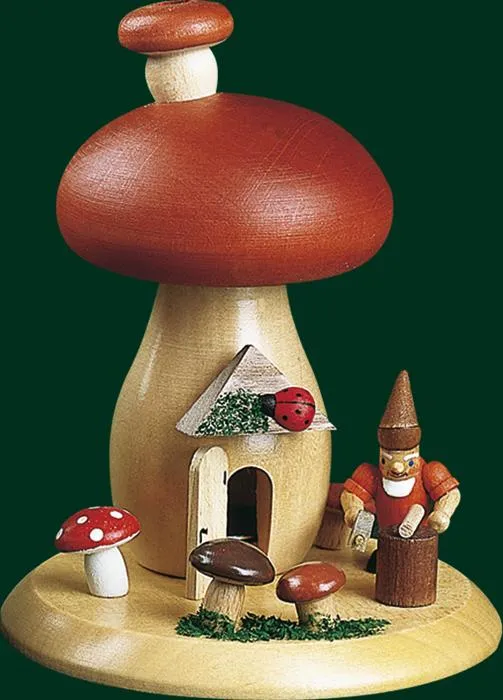 Räucherfigur detailreicher Pilz mit fröhlichem Zwerg und bunter Axt aus Holz von Erzgebirgische