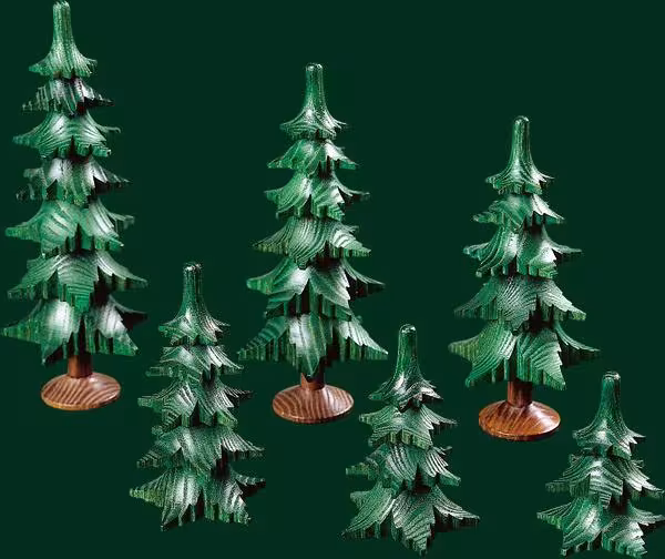Holzbaum mit sieben detailreichen Kränzen aus dem Erzgebirge, grün lasierte Spanbäume auf rundem