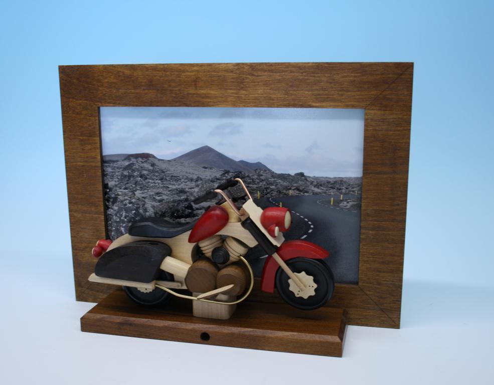 Zubehörrahmen dunkel filigran für Räuchermotorräder aus Holz mit Motorradmotiv von Kunstgewerbe Gerd