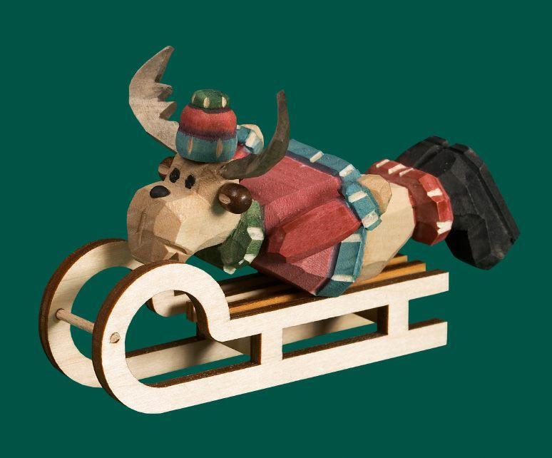 Elchfigur – liebevoll geschnitzt, gemütlich auf Schlitten liegend, bunt bemalt – BxHxT = 6 x 9 x 3