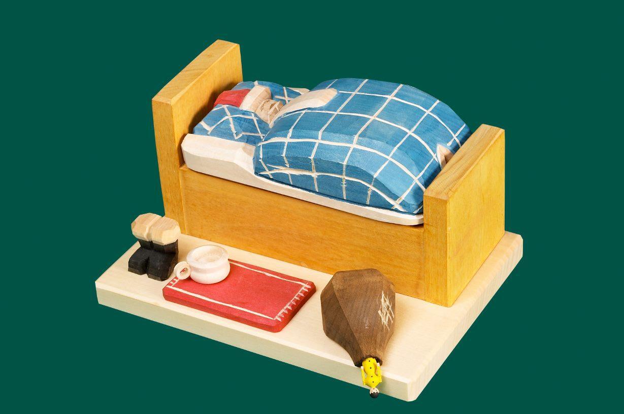 R&auml;uchermann &ndash; romantischer Weihnachtsmann im Bett mit rotem Mantel und detailreicher Bettdecke &ndash; BxHxT = 13 x 9 x 7 cm