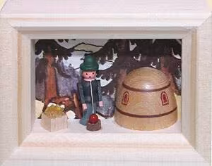 Miniaturrahmen mit Glasbläser an der Hütte vor leuchtendem Hintergrund, naturfarbener Holzrahmen von