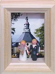 Miniaturrahmen Hochzeitspaar vor Seiffener Kirche aus Holz von Stübelmacher Gunter Flath Seiffen,