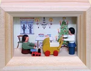 Miniaturrahmen nostalgische Weihnachtsstube mit spielendem Kind, Kinderwagen und Tannenbaum aus Holz