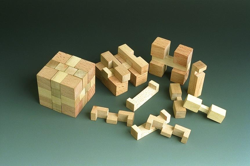 Holzspielzeug Wunderwürfel aus Seiffen mit natürlicher Holzmaserung, zerlegt in einzelne Steckteile,