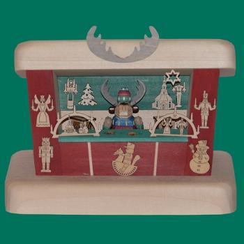 Elchfigur – detailreicher Weihnachtsmarktstand mit geschnitzten Accessoires, naturfarben-rot-grün –